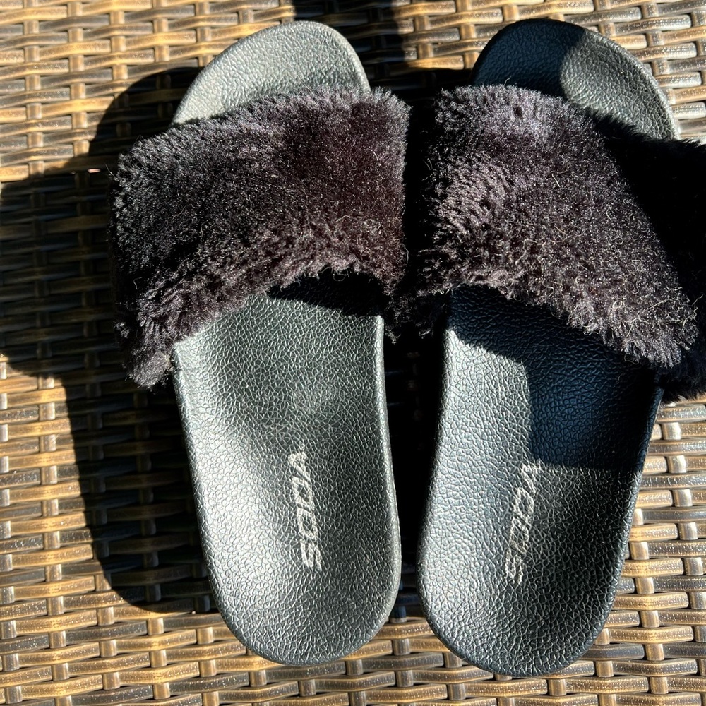 SODA fuzzy platform slippers 7 y2k black padded fur vintage